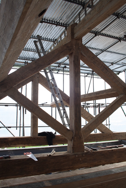 Oak trusses structurer at an ongoing construction